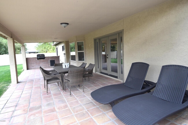 Building Photo - 10008 N 33rd Pl