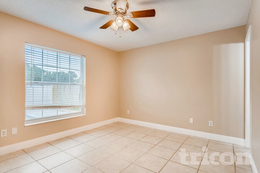 Building Photo - 1423 La Paloma Cir