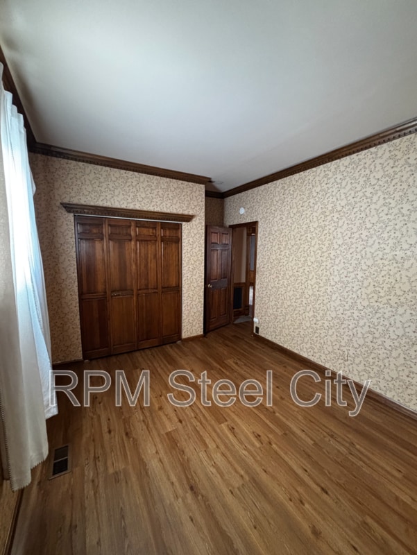 Building Photo - 512-512 1/2 W 10th St