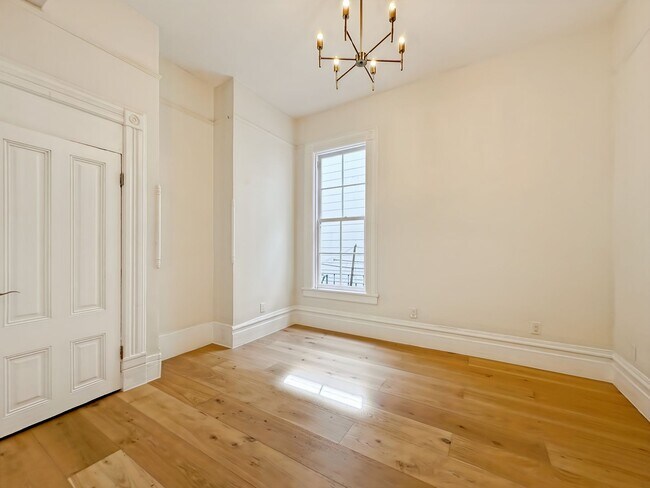 Building Photo - Top-Floor, Remodeled 5BR/2.5BA Victorian Flat, Pet Friendly, Steps from Alamo Square