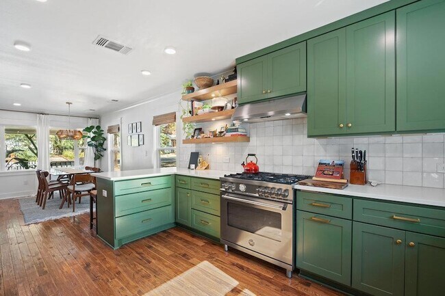 Building Photo - 4905 Duval St