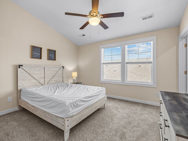 Building Photo - Townhome in Sneads Ferry