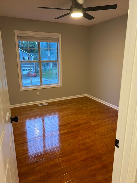Duplex Upper Level Rental- Bedroom1 - 345 Ashland Manor Dr