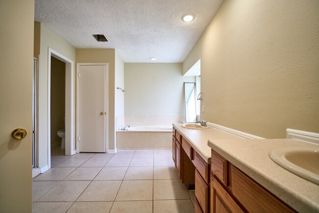 Building Photo - 13407 Nantucket Dr