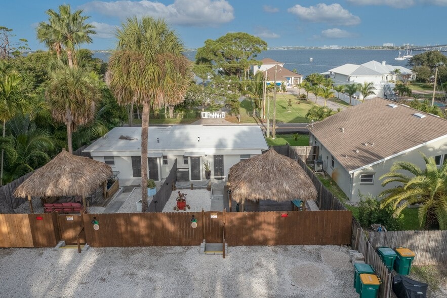 Building Photo - 1676 Pineapple Ave