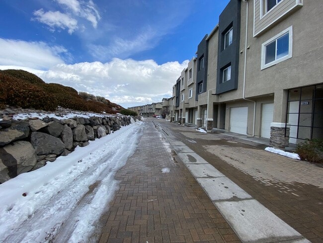 Building Photo - NW Reno Large Townhouse Sterling Ridge at ...