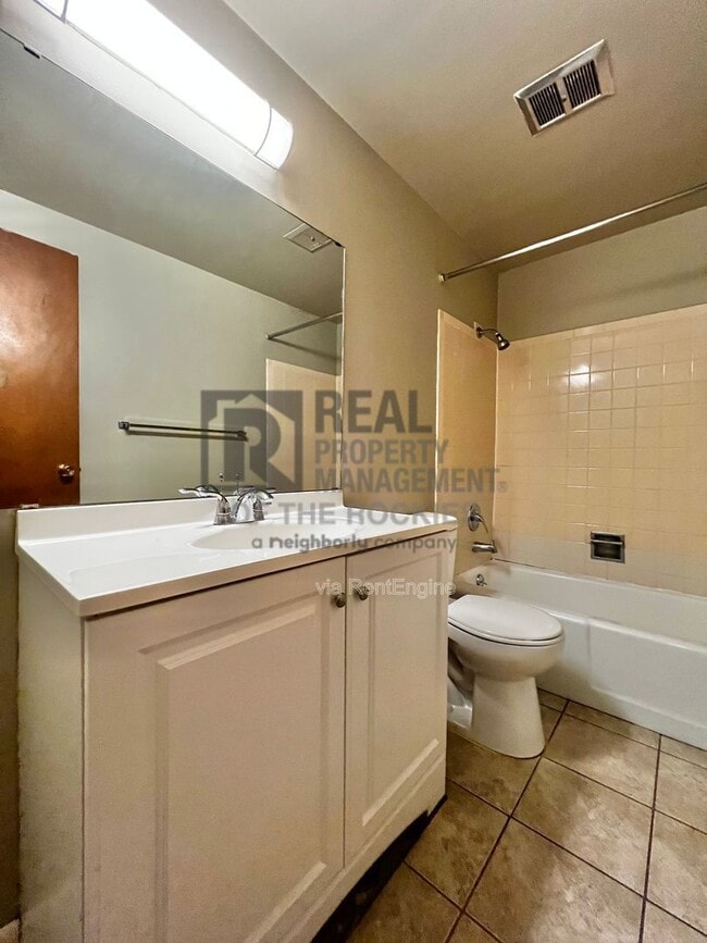 Building Photo - 1005 Robertson St