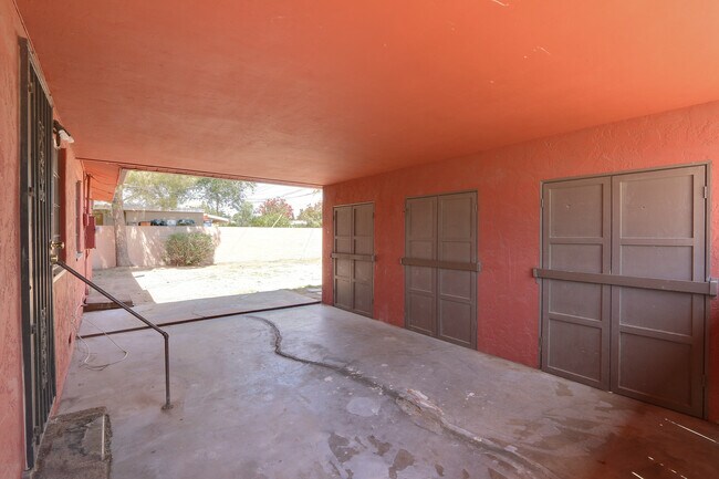 Building Photo - 821 Griffith Ave