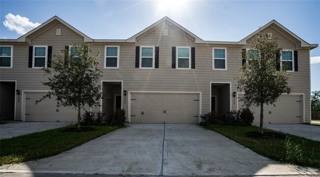Primary Photo - 212 Autumn Berry Ln