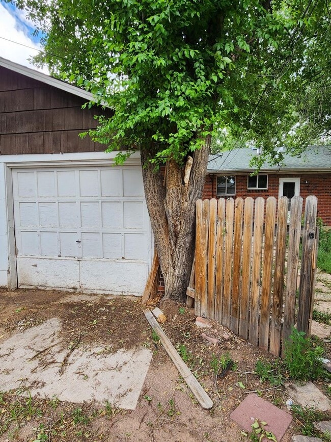 Building Photo - Large Duplex with Garage