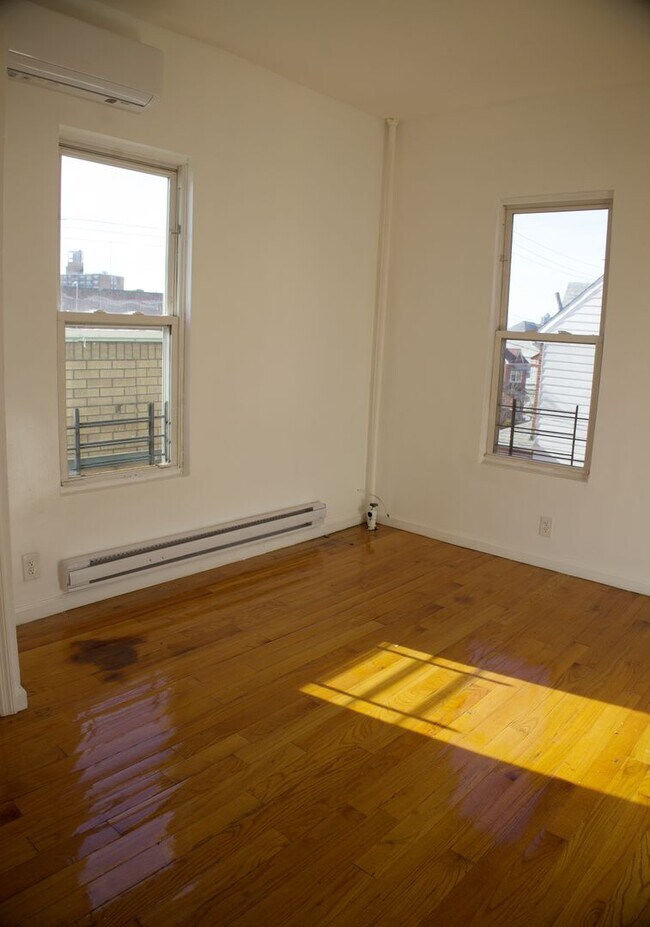 Building Photo - 3663 Bronxwood Ave