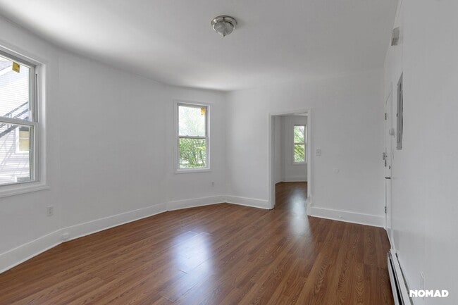 Building Photo - Spacious 4BR Apartment in Newark