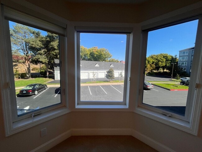 Building Photo - STUNNING 3 bed 2.5 bath Condo on the Colum...