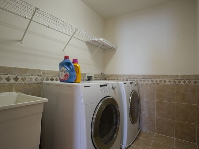 Building Photo - 4 bed townhouse available now!