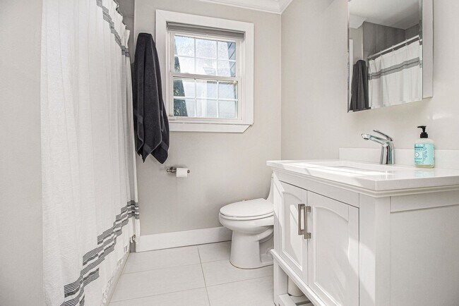 Building Photo - Fully Renovated Smart Home | EV Ready | Au...