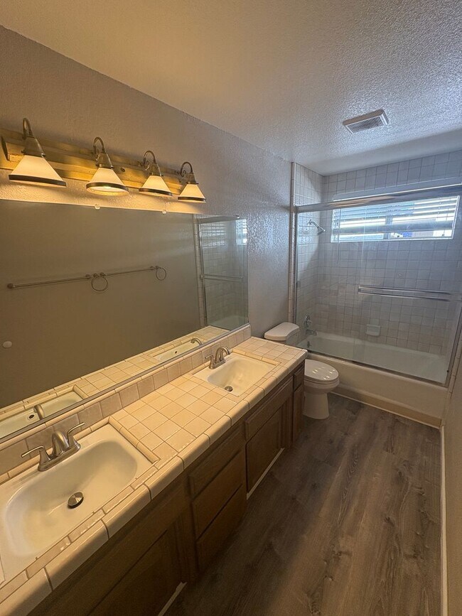 Building Photo - 3 bedroom 2 bath home available now!