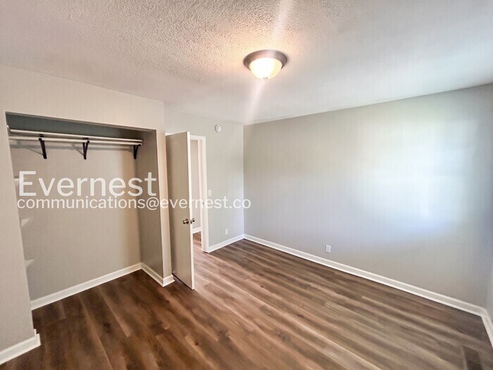 Building Photo - 811 Glade View Ct