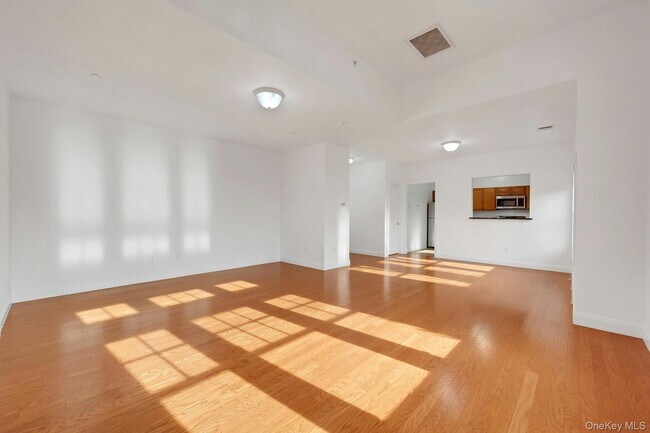 Building Photo - 400 Main St