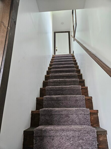 Stairs - 318 Lake Shore Dr E