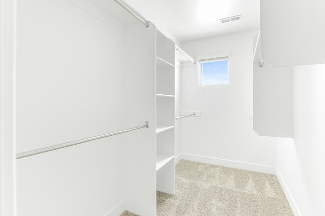 Building Photo - 4728 E Lake Corner Dr