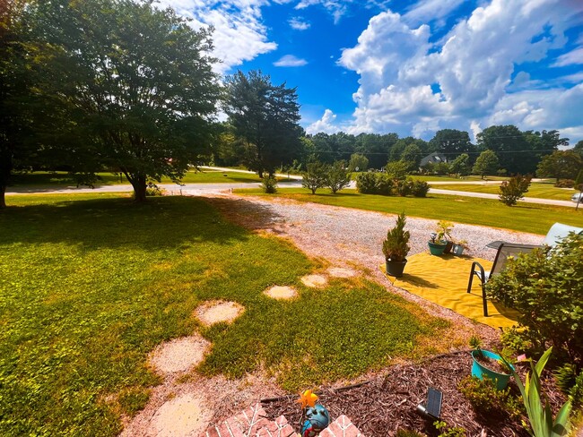 Building Photo - Charming 3 bedroom, 1 1/2 bathroom home in...