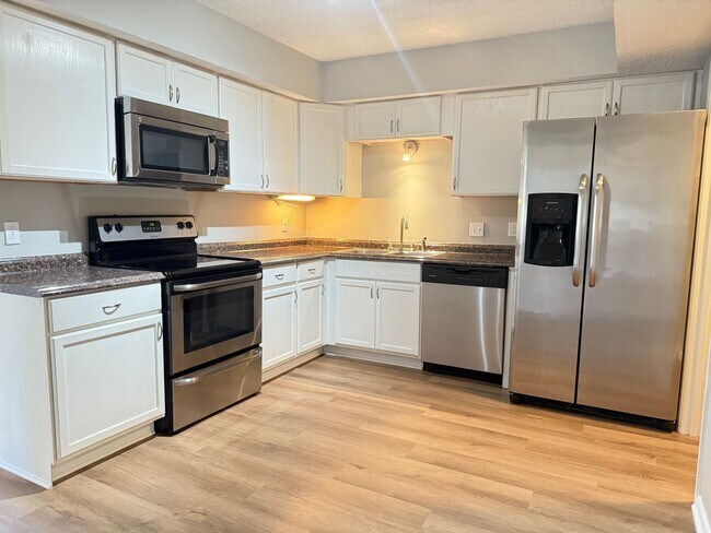 Building Photo - Bellevue!  2 Bedroom / 2 Bath House w/ Loft!  Renovated - Pet Friendly