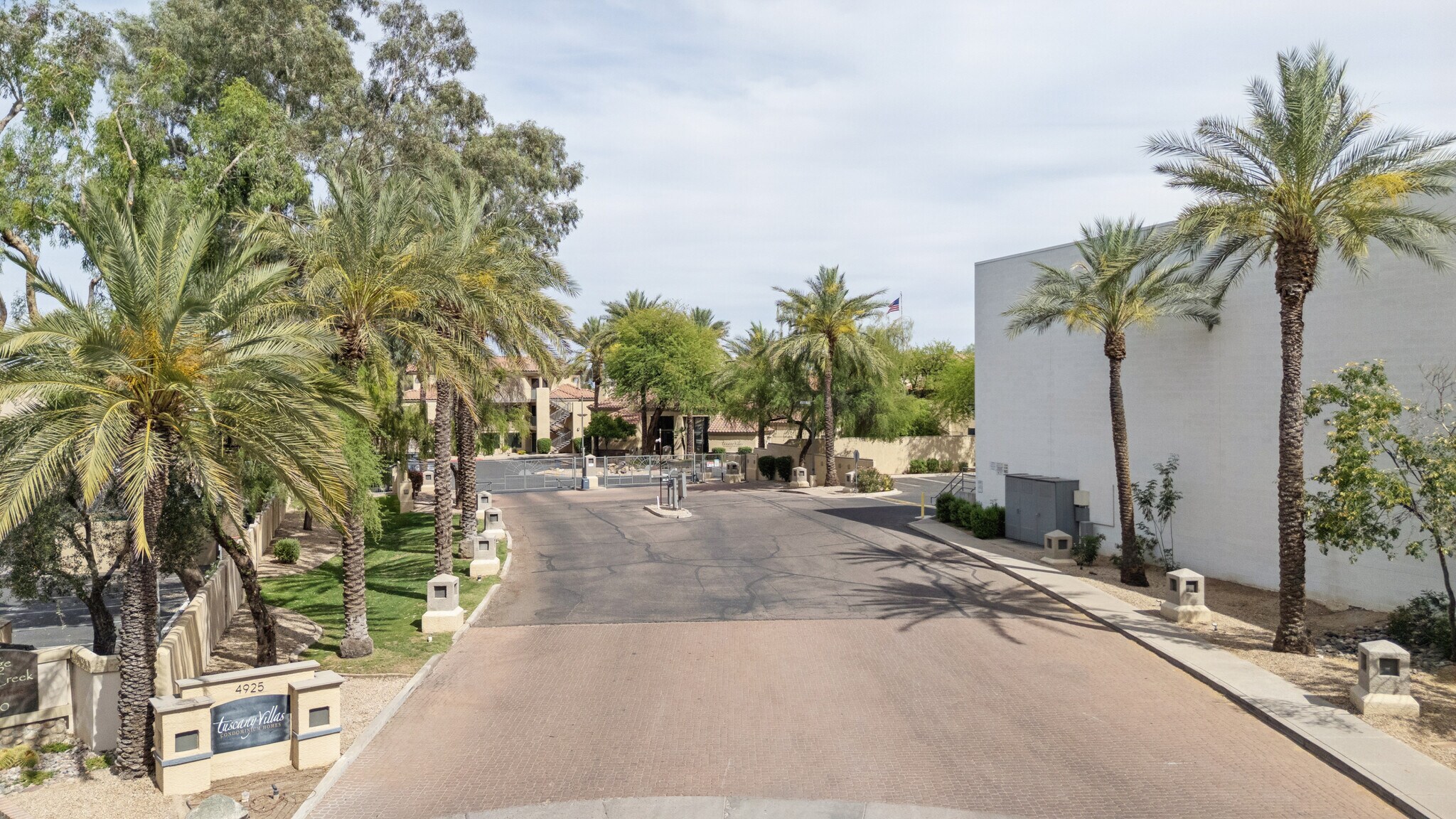 Quiet road to Complexte - 4925 E Desert Cove Ave