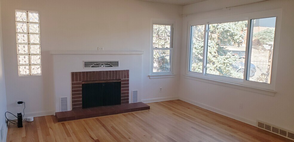 Living room - 901 Country Club Ave