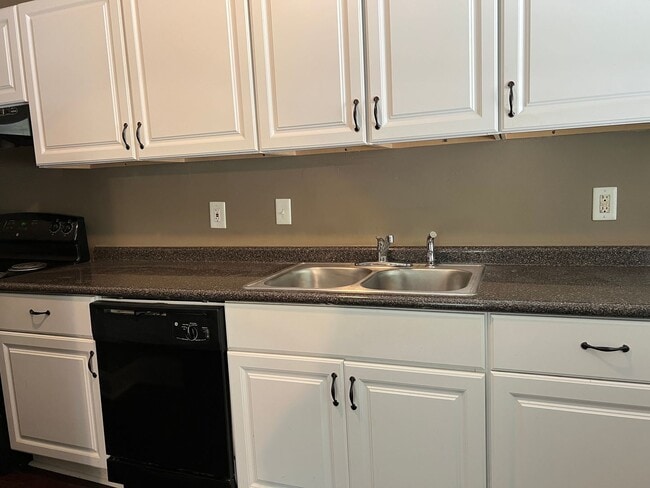 Building Photo - Freshly Updated 3/1 Duplex in Spartanburg