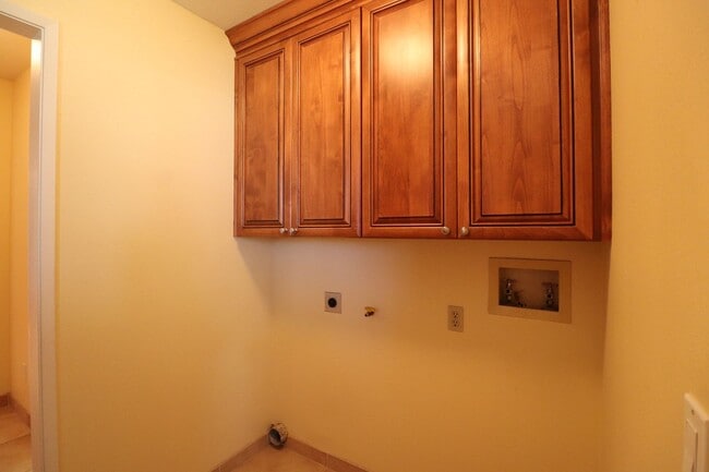 Building Photo - Beautiful Executive Home on the Golf Course