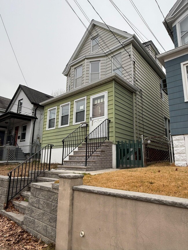 Building Photo - 407 Elm St