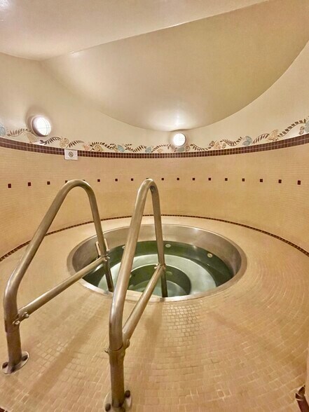 Whirlpool - 40 E 9th St