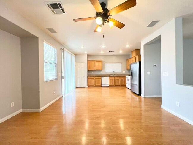 Building Photo - Nice 2 story house