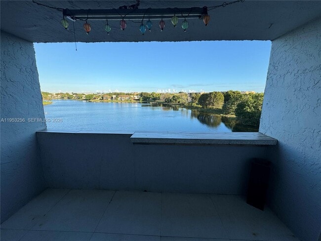 Building Photo - 9351 Fontainebleau Blvd