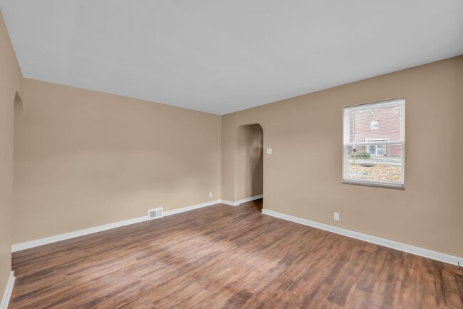 Building Photo - Welcome to this charming two-bedroom in Ho...