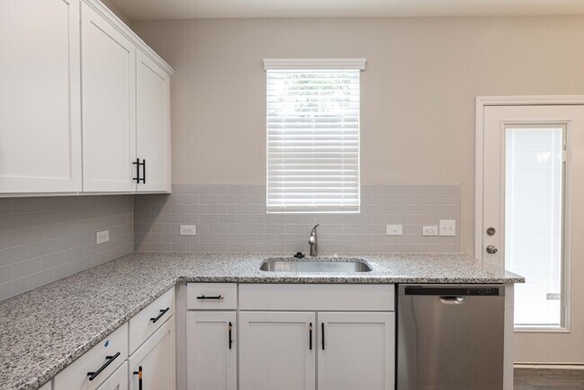 Building Photo - BEAUTIFUL 3BD/2.5BTH Townhome - MALLARD CREEK