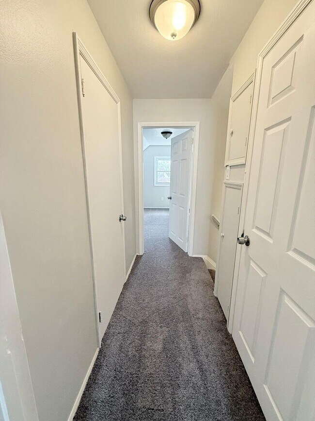 Building Photo - Great 4BR, 1 1/2BA Single Family Home in P...