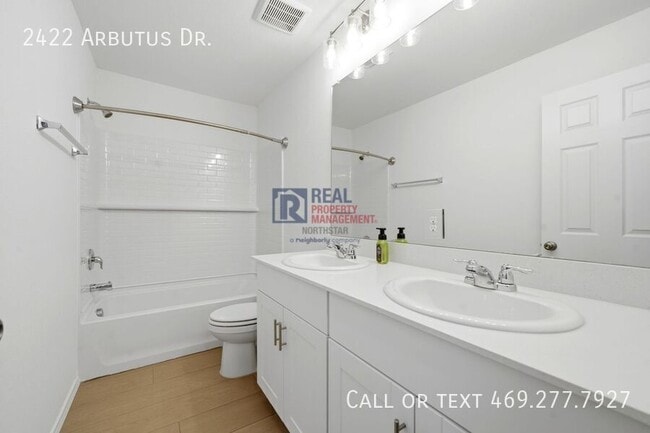 Building Photo - 2422 Arbutus Dr
