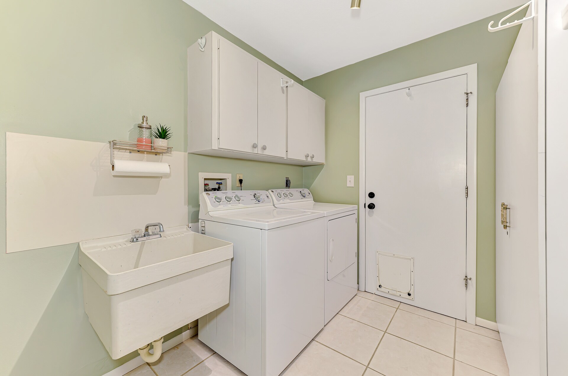 Building Photo - 2221 Pine View Cir