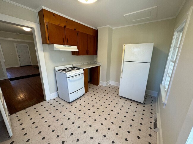 Building Photo - 2 Bedrooms, 1 Bathroom with a Bonus Room -...