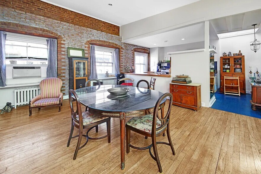 Building Photo - 318 W 14th St