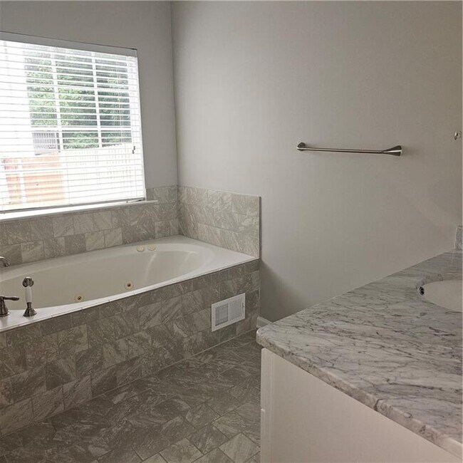 Building Photo - 2318 Talamill Dr NE