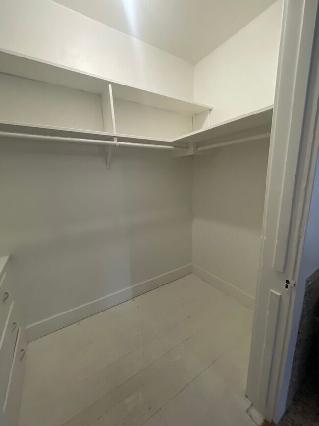 Building Photo - Charming one-bed, one-bath apartment in Mi...