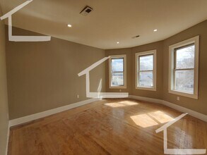 Building Photo - Huge 4 bed in Somerville
