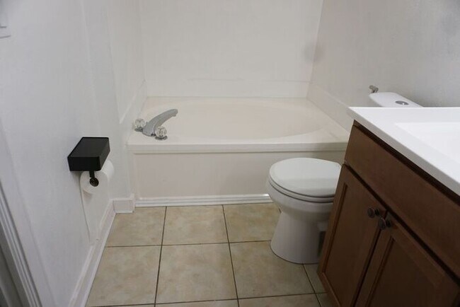 Building Photo - 3 Bedroom 2 Bathroom home with Garage Near Oakleaf