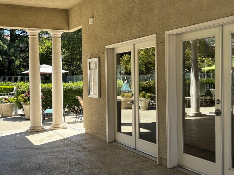 pool house for hosting parties - 180 Oberg Ct
