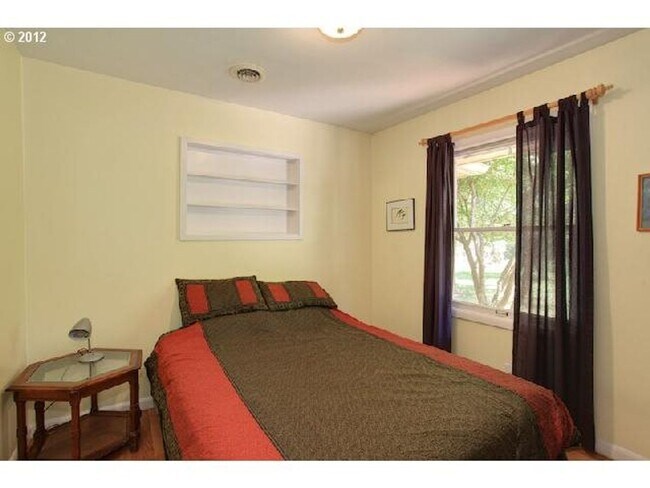 Building Photo - Lovely SW Portland home in RARE Location w...
