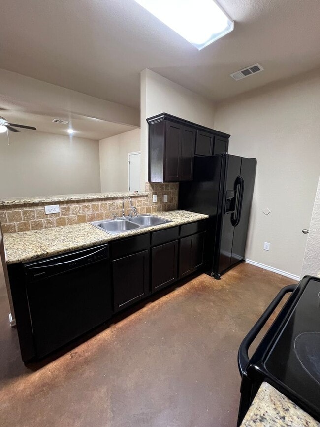 Building Photo - McGregor duplex