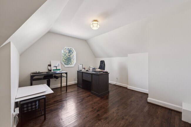 Building Photo - Spacious & Renovated Rental Home on Oversi...