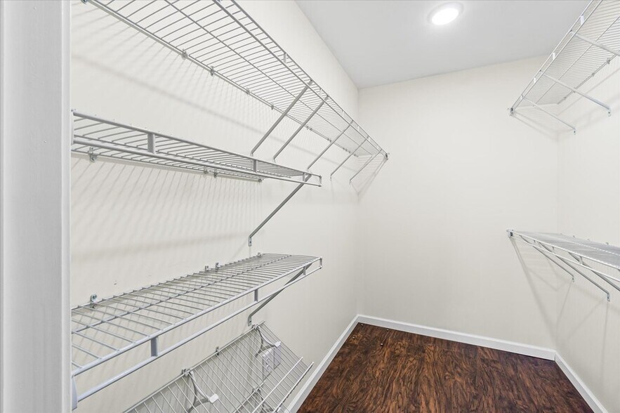 Building Photo - 242 Mirage Dr